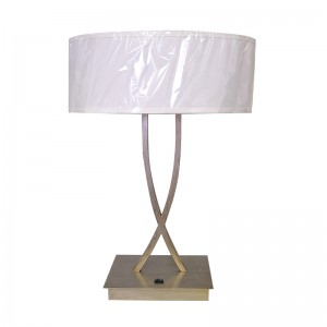 客室で/offロッカースイッチを備えた2つのライトアンティークシルバーフィニッシュデスクランプ