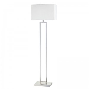 マリオットホテルのソファ床ランプの横にある客室の装いで、客室で仕上げます